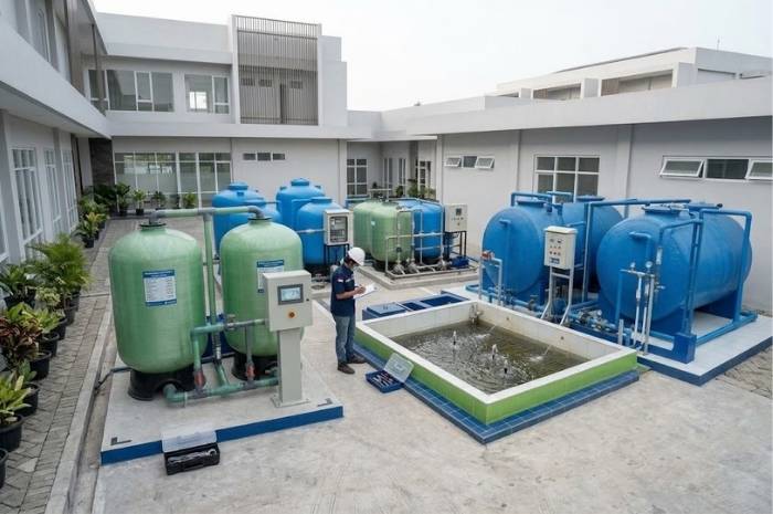 Engineer membandingkan dua sistem IPAL klinik berdasarkan spesifikasi dan komponen