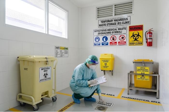 Contoh pemilahan limbah klinik berupa limbah infeksius, benda tajam, dan limbah farmasi dalam wadah terpisah.